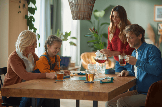 familie speelt spelletje met thee aan tafel resized  2   1